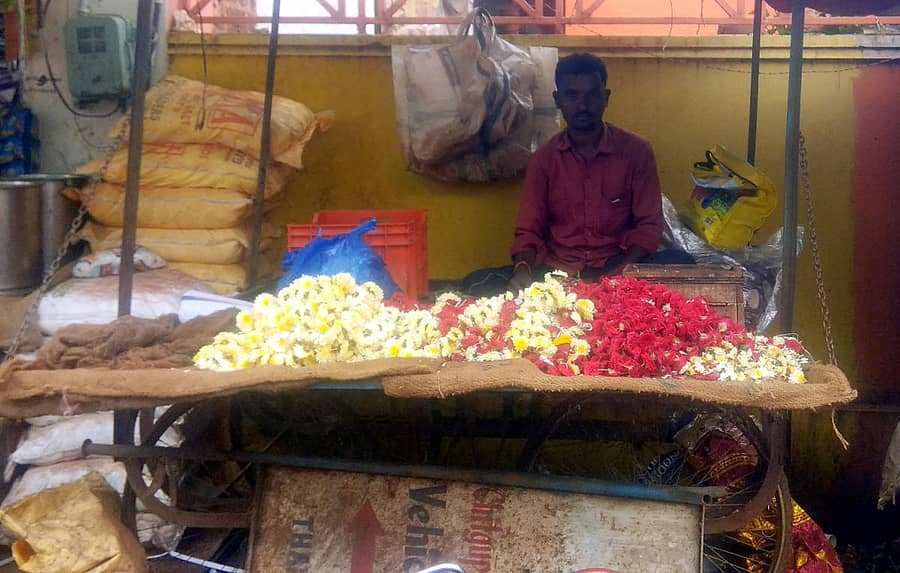 ಚಿಟಗುಪ್ಪ ಪಟ್ಟಣದಲ್ಲಿ ಗ್ರಾಹಕರಿಗೆ ಎದುರು ನೋಡುತ್ತಿರುವ ವ್ಯಾಪಾರಿ