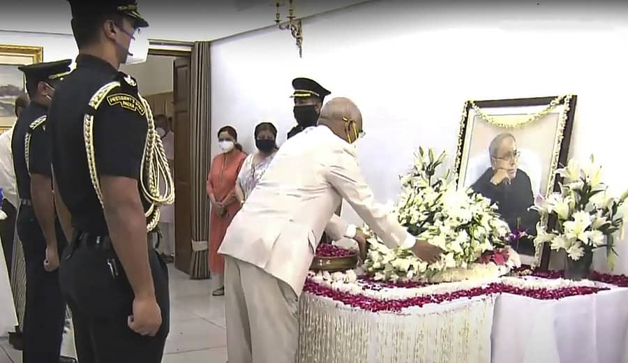 ರಾಷ್ಟ್ರಪತಿ ರಾಮನಾಥ್ ಕೋವಿಂದ್ ಅವರು ಮಂಗಳವಾರ ದಿವಂಗತ ಪ್ರಣಬ್ ಮುಖರ್ಜಿ ಅವರ ಭಾವಚಿತ್ರಕ್ಕೆ ಪುಷ್ಪನಮನ ಸಲ್ಲಿಸಿದರು