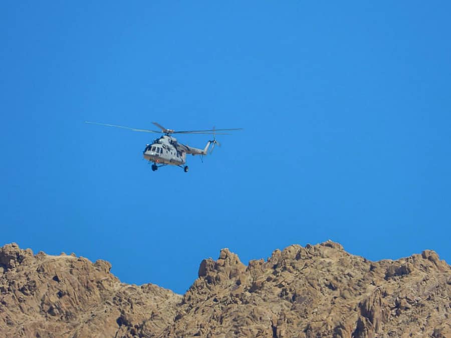 ಭಾರತ-ಚೀನಾ ಗಡಿಯಲ್ಲಿ ಮೂಡಿರುವ ಬಿಕ್ಕಟ್ಟಿನ ಕಾರಣದಿಂದಾಗಿ ಭಾರತೀಯ ವಾಯುಪಡೆಯ ವಿಮಾನವೊಂದು ಲೇಹ್ ನಲ್ಲಿ ಆಗಸದಲ್ಲಿ ಗಸ್ತು ಕಾರ್ಯ ನಡೆಸಿತು