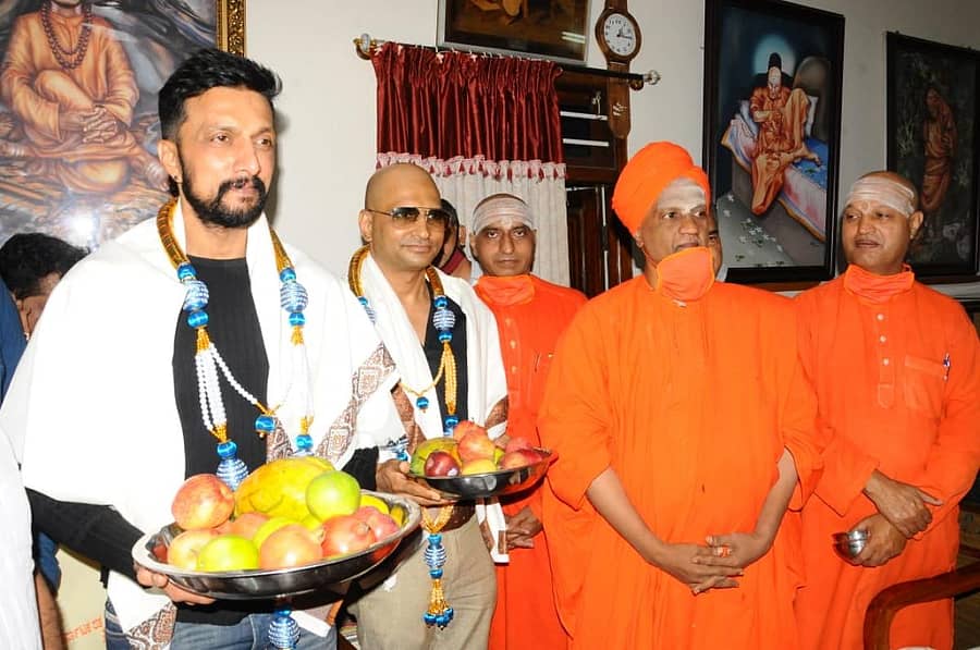 ತುಮಕೂರು ಸಿದ್ಧಗಂಗಾ ಮಠಾಧ್ಯಕ್ಷರಾದ ಸಿದ್ದಲಿಂಗ ಸ್ವಾಮೀಜಿಯಿಂದ ನಟ ಸುದೀಪ್ ಹಾಗೂ ನಿರ್ದೇಶಕ ಇಂದ್ರಜಿತ್ ಲಂಕೇಶ್ ಆಶೀರ್ವಾದ ಪಡೆದರು