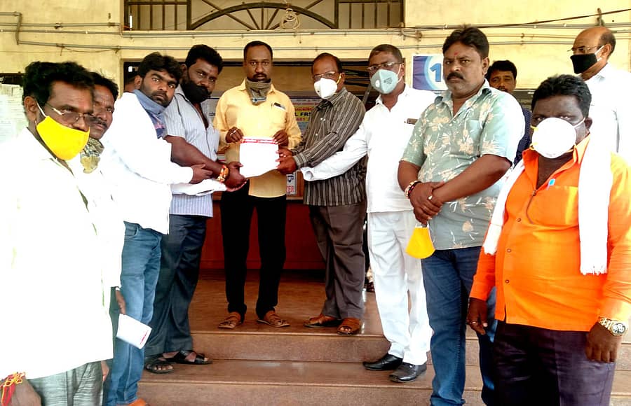 ಬಸವಕಲ್ಯಾಣದ ಮಾದಿಗ ದಂಡೋರ ಹೋರಾಟ ಸಮಿತಿಯಿಂದ ಶಿಶು ಅಭಿವೃದ್ಧಿ ಯೋಜನಾಧಿಕಾರಿಗಳ ಅಮಾನತು ಆದೇಶ ಹಿಂಪಡೆಯಲು ಆಗ್ರಹಿಸಿ ಮಂಗಳವಾರ ಉಪ ತಹಶೀಲ್ದಾರ್ ಶಿವಾನಂದ ಮೇತ್ರೆ ಅವರಿಗೆ ಮನವಿಪತ್ರ ಸಲ್ಲಿಸಲಾಯಿತು