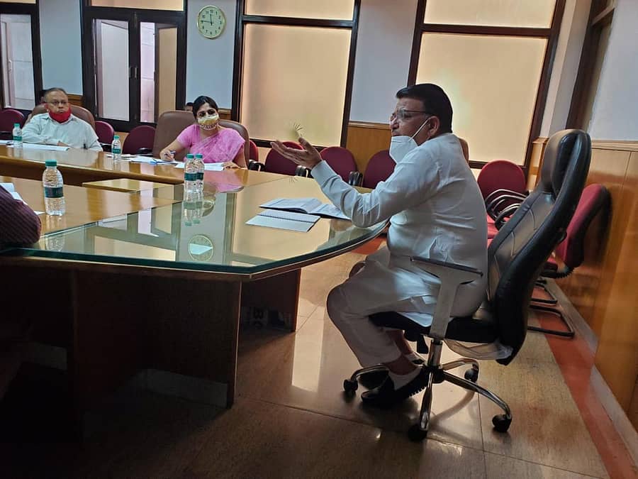 ದೆಹಲಿಯ ವಿಶೇಷ ಪ್ರತಿನಿಧಿಯಾಗಿ ಮಂಗಳವಾರ ಅಧಿಕಾರ ಸ್ವೀಕರಿಸಿದ ಶಂಕರಗೌಡ ಪಾಟೀಲ ಅಧಿಕಾರಿಗಳ ಸಭೆ ನಡೆಸಿದರು