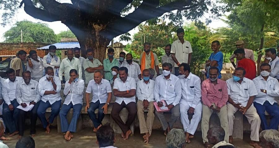 ಶಿರಾ ತಾಲ್ಲೂಕಿನ ಗಿರಿನಾಥನಹಳ್ಳಿ ಗ್ರಾಮದಲ್ಲಿ ಮಂಗಳವಾರ ಬಿಜೆಪಿ ಜಿಲ್ಲಾ ಘಟಕದ ಅಧ್ಯಕ್ಷ ಸುರೇಶ್ ಗೌಡ ಕಾರ್ಯಕರ್ತರ ಸಭೆ ನಡೆಸಿದರು