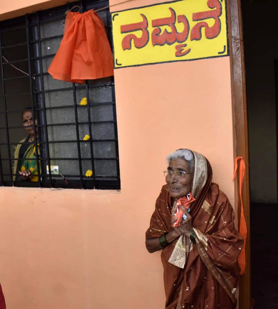 ಹುಕ್ಕೇರಿ ತಾಲ್ಲೂಕಿನ ಹೊಸೂರಲ್ಲಿ ಮಂಗಳವಾರ ಯುವ ಬ್ರಿಗೇಡ್ ಮನೆ ಹಸ್ತಾಂತರ ಮಾಡಿದ ನಂತರ ವೃದ್ಧೆ ಮೀರಮ್ಮ ಬಾಗವಾನ್ ಕೃತಜ್ಞತೆ ಸಲ್ಲಿಸಿದರು