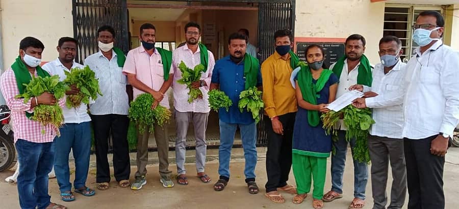 ಸೊಪ್ಪು ಮತ್ತು ತರಕಾರಿ ವ್ಯಾಪಾರಿಗಳಿಗೆ ಎಪಿಎಂಸಿ ಆವರಣದಲ್ಲಿ ವಹಿವಾಟು ನಡೆಸಲು ಅವಕಾಶ ಕಲ್ಪಿಸುವಂತೆ ಒತ್ತಾಯಿಸಿ ಕೋಲಾರದಲ್ಲಿ ಮಂಗಳವಾರ ಧರಣಿ ನಡೆಸಿದ ರಾಜ್ಯ ರೈತ ಸಂಘ ಮತ್ತು ಹಸಿರು ಸೇನೆ ಸದಸ್ಯರು ಎಪಿಎಂಸಿ ಅಧ್ಯಕ್ಷ ಕೆ.ಮಂಜುನಾಥ್ ಅವರಿಗೆ ಮನವಿ ಸಲ್ಲಿಸಿದರು.