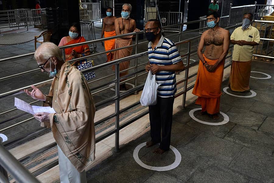 ಚೆನ್ನೈನ ದೇವಸ್ಥಾನವೊಂದರಲ್ಲಿ ಪರಸ್ಪರ ಅಂತರ ಕಾಯ್ದುಕೊಂಡು ದೇವರ ದರ್ಶನ ಪಡೆದ ಭಕ್ತರು –ಎಎಫ್ಪಿ ಚಿತ್ರ