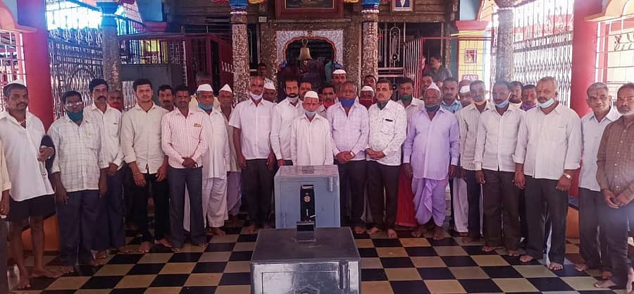 ಕೊರೊನಾ ನಿಯಂತ್ರಣಕ್ಕೆ ಪ್ರಾರ್ಥಿಸಿ ಬೆಳಗಾವಿ ತಾಲ್ಲೂಕಿನ ಸುಳೇಭಾವಿ ಗ್ರಾಮದಲ್ಲಿ ಮುಖಂಡರು ಮಹಾಲಕ್ಷ್ಮೀದೇವಿಗೆ ಮಂಗಳವಾರ ಪೂಜೆ ಸಲ್ಲಿಸಿದರು