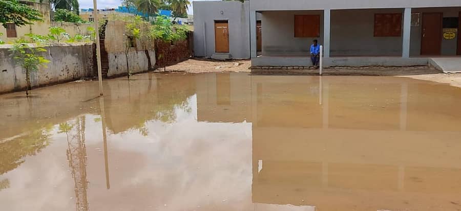 ಸೋಮವಾರ ರಾತ್ರಿ ಸುರಿದ ಮಳೆಯಿಂದಾಗಿ ಯಳಂದೂರು ಪಟ್ಟಣದ ಸರ್ಕಾರಿ ಬಾಲಕಿಯರ ಪ್ರೌಢಶಾಲೆಯ ಆವರಣದಲ್ಲಿ ನೀರು ನಿಂತಿರುವುದು