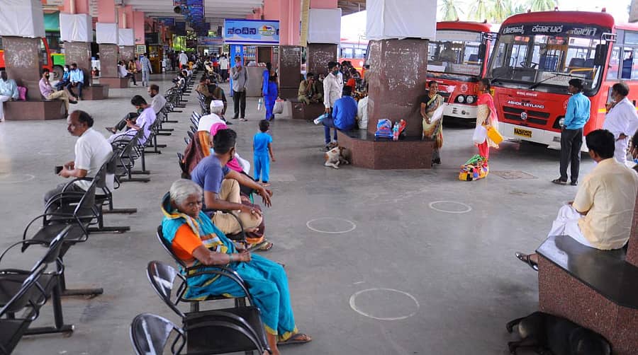 ವಿಜಯಪುರ ಕೇಂದ್ರೀಯ ಬಸ್ ನಿಲ್ದಾಣದಲ್ಲಿ ಮಂಗಳವಾರ ಬೆರಳೆಣಿಕೆ ಪ್ರಯಾಣಿಕರು ಬಸ್ಗೆ ಕಾದು ಕುಳಿತಿರುವುದು ಕಂಡುಬಂದಿತು –ಪ್ರಜಾವಾಣಿ ಚಿತ್ರ: ಸಂಜೀವ ಅಕ್ಕಿ