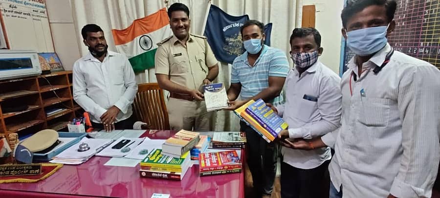 ಕೌಜಲಗಿ ಸಮೀಪದ ಕುಲಗೋಡ ಗ್ರಾಮದ ಯುವಕರಿಗೆ ಪಿಎಸ್ಐ ಎಚ್.ಕೆ. ನೇರಳೆ ಉಚಿತವಾಗಿ ಪುಸ್ತಕಗಳನ್ನು ನೀಡಿದರು