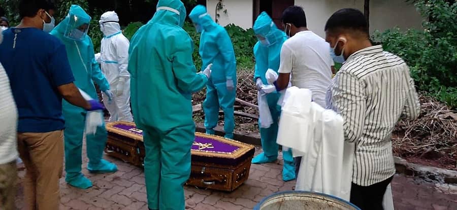 ಈಚೆಗೆ ಕೋವಿಡ್ ಸೋಂಕಿನಿಂದ ಮೃತಪಟ್ಟಿದ್ದ ಕ್ರಿಶ್ಚಿಯನ್ ಸಮುದಾಯದ ಮಹಿಳೆಯ ಅಂತ್ಯ ಸಂಸ್ಕಾರವನ್ನು ಜಿ. ಶಂಕರ್ ಫ್ಯಾಮಿಲಿ ಟ್ರಸ್ಟ್, ಮೊಗವೀರ ಯುವ ಸಂಘಟನೆ ಮತ್ತು ಪಾಪ್ಯುಲರ್ ಫ್ರಾಂಟ್ ಆಫ್ ಇಂಡಿಯಾ ಕಾರ್ಯಕರ್ತರು ನೆರವೇರಿಸಿದರು.