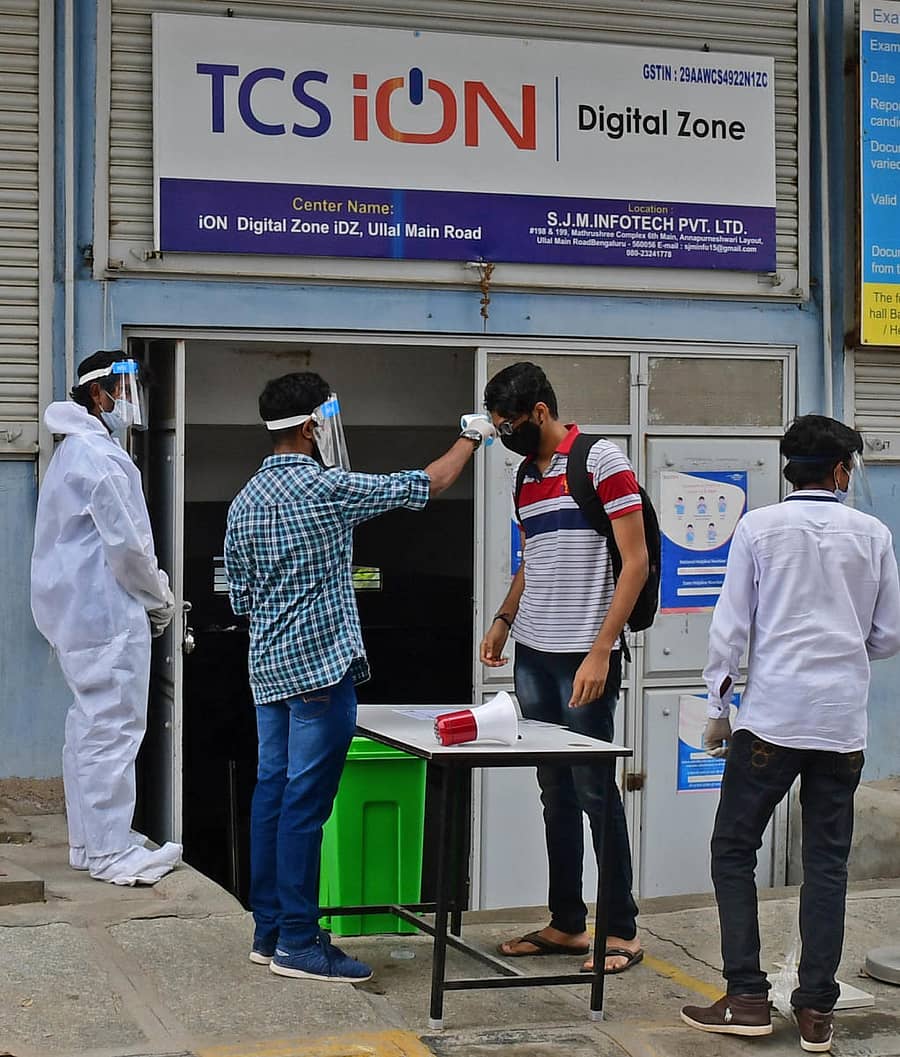 ಉಲ್ಲಾಳು ಮುಖ್ಯರಸ್ತೆಯ ಅನ್ನಪೂರ್ಣೇಶ್ವರಿ ಬಡಾವಣೆಯಲ್ಲಿರುವ ಎಸ್.ಜೆ.ಎಂ ಇನ್ಫೋಟೆಕ್ ಪ್ರವೇಟ್ ಲಿಮಿಟೆಡ್‍ನಲ್ಲಿ ಜೆಇಇ ಮುಖ್ಯ ಪರೀಕ್ಷೆ ಬರೆಯಲು ಬಂದ ವಿದ್ಯಾರ್ಥಿಗಳಿಗೆ ದೇಹದ ತಾಪಮಾನ ಪರೀಕ್ಷಿಸಲಾಯಿತು