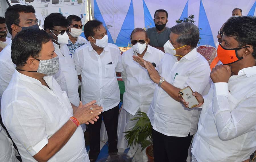 ಯಾದಗಿರಿ ತಾಲ್ಲೂಕಿನ ಕಡೇಚೂರ ಕೈಗಾರಿಕಾ ಪ್ರದೇಶ ವೀಕ್ಷಣೆ ಮಾಡಿದ ನಂತರ ಬೃಹತ್ ಮತ್ತು ಮಧ್ಯಮ ಕೈಗಾರಿಕೆ ಹಾಗೂ ಸಾರ್ವಜನಿಕ ಉದ್ದಿಮೆ ಸಚಿವ ಜಗದೀಶ ಶೆಟ್ಟರ್ ಮುಖಂಡರೊಂದಿಗೆ ಚರ್ಚಿಸಿದರು