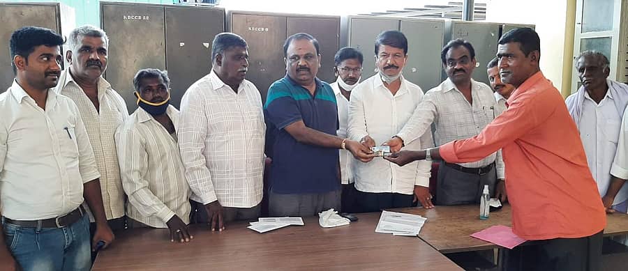 ಡಿಸಿಸಿ ಬ್ಯಾಂಕ್ ಅಧ್ಯಕ್ಷ ಎಂ.ಗೋವಿಂದಗೌಡ ವಕ್ಕಲೇರಿ ಎಸ್ಎಫ್ಸಿಎಸ್ ವ್ಯಾಪ್ತಿಯ ರೈತರಿಗೆ ಕೋಲಾರದಲ್ಲಿ ಮಂಗಳವಾರ ರೂಪೇ ಕಾರ್ಡ್ ವಿತರಿಸಿದರು.