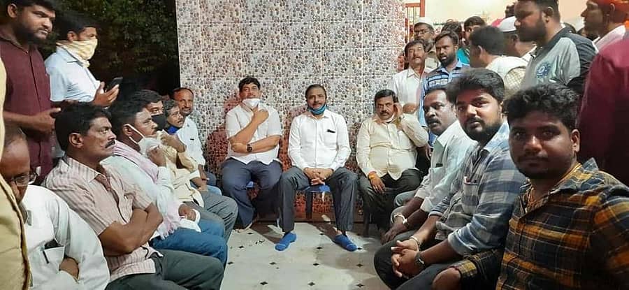 ಗೌರಿಬಿದನೂರು ತಾಲ್ಲೂಕಿನ ಹುಸೆನ್ ಪುರದಲ್ಲಿ ನಡೆದ ಮೊಹರಂ ಆಚರಣೆಯಲ್ಲಿ ಭಾಗವಹಿಸಿದ್ದ ಮುಖಂಡರು