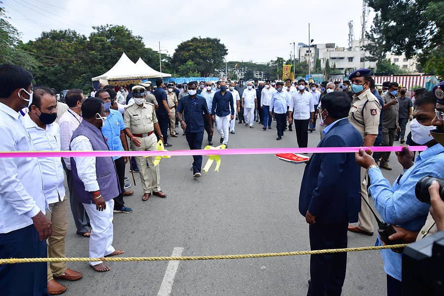 ಬೆಂಗಳೂರಿನಲ್ಲಿ ಆನಂದ ರಾವ್ ವೃತ್ತದ ಬಳಿಯ ಮೇಲ್ಸೇತುವೆಗೆ ‘ಕ್ರಾಂತಿವೀರ ಸಂಗೊಳ್ಳಿ ರಾಯಣ್ಣ’ ಹೆಸರು ಇಡುವ ಸಲುವಾಗಿ ಇತ್ತೀಚೆಗೆ ಹಮ್ಮಿಕೊಂಡಿದ್ದ ಸಮಾರಂಭದಲ್ಲಿ ಜನಜಂಗುಳಿ