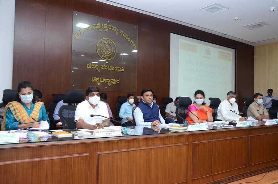 ಸಭೆಯಲ್ಲಿ ಜಿಲ್ಲಾ ಉಸ್ತುವಾರಿ ಸಚಿವ ಡಾ.ಕೆ.ಸುಧಾಕರ್ ಅವರು ಮಾತನಾಡಿದರು.