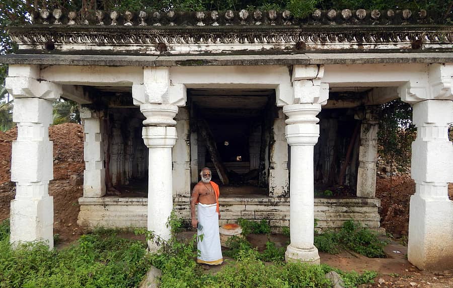 ಶ್ರೀರಂಗಪಟ್ಟಣ ಬಳಿ, ರಾಷ್ಟ್ರೀಯ ಹೆದ್ದಾರಿ ನಿರ್ಮಾಣದಿಂದ ಅಪಾಯಕ್ಕೆ ಸಿಲುಕಿರುವ ಐತಿಹಾಸಿಕ ಗದ್ದೆ ರಂಗನಾಥಸ್ವಾಮಿ ದೇವಾಲಯವನ್ನು ಸ್ಥಳಾಂತರಿಸುವ ಸಂಬಂಧ ಜೋತಿಷಿ ಹಾಗೂ ಬ್ರಾಹ್ಮಣ ಅಭಿವೃದ್ಧಿ ಮಂಡಳಿ ಸದಸ್ಯ ಡಾ.ವಿ. ಭಾನುಪ್ರಕಾಶ್ ಶರ್ಮಾ ಬುಧವಾರ ಸ್ಥಳ ಪರಿಶೀಲನೆ ನಡೆಸಿದರು