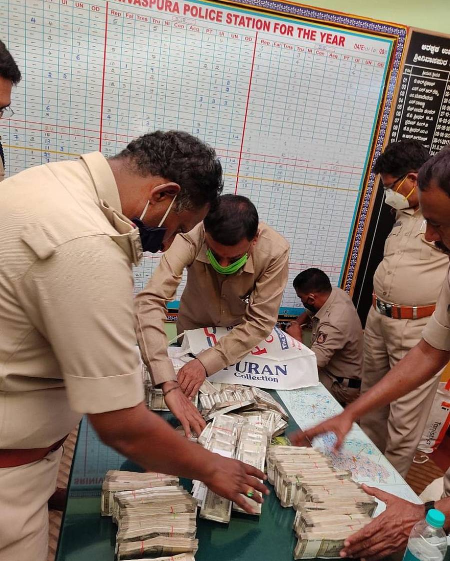 ಸೂಕ್ತ ದಾಖಲೆಪತ್ರಗಳಿಲ್ಲದೆ ಹಣ ಸಾಗಿಸುತ್ತಿದ್ದ ಆರೋಪಿಗಳನ್ನು ಬಂಧಿಸಿ ವಶಪಡಿಸಿಕೊಂಡ ಹಣವನ್ನು ಪೊಲೀಸರು ಪರಿಶೀಲಿಸುತ್ತಿರುವುದು.