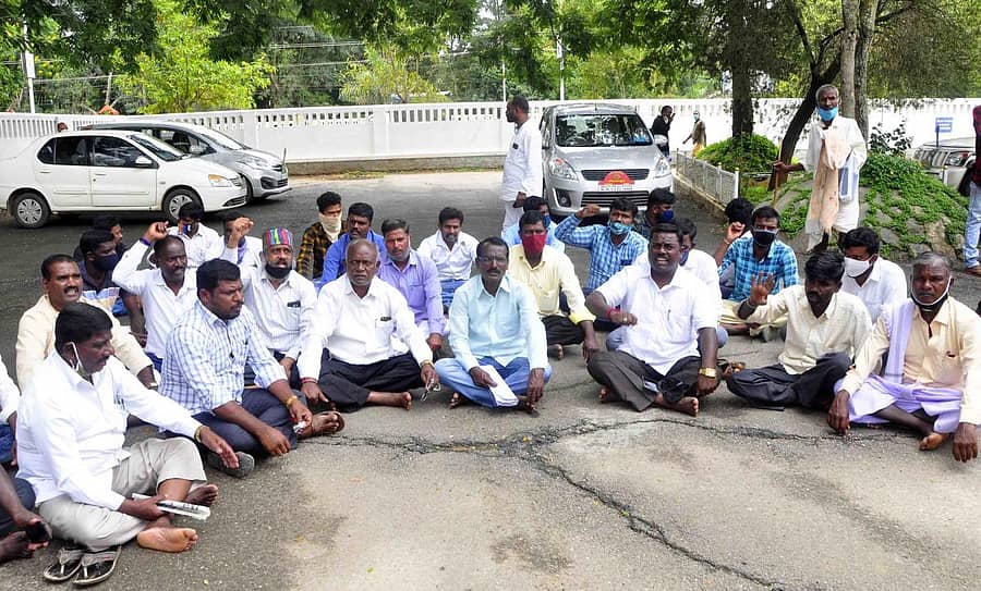 ಹಾಸನ ಜಿಲ್ಲಾಧಿಕಾರಿ ಕಚೇರಿ ಎದುರು ದಲಿತ ಸಂಘರ್ಷ ಸಮಿತಿ ನೇತೃತ್ವದಲ್ಲಿ ಪ್ರತಿಭಟನೆ ನಡೆಸಲಾಯಿತು.