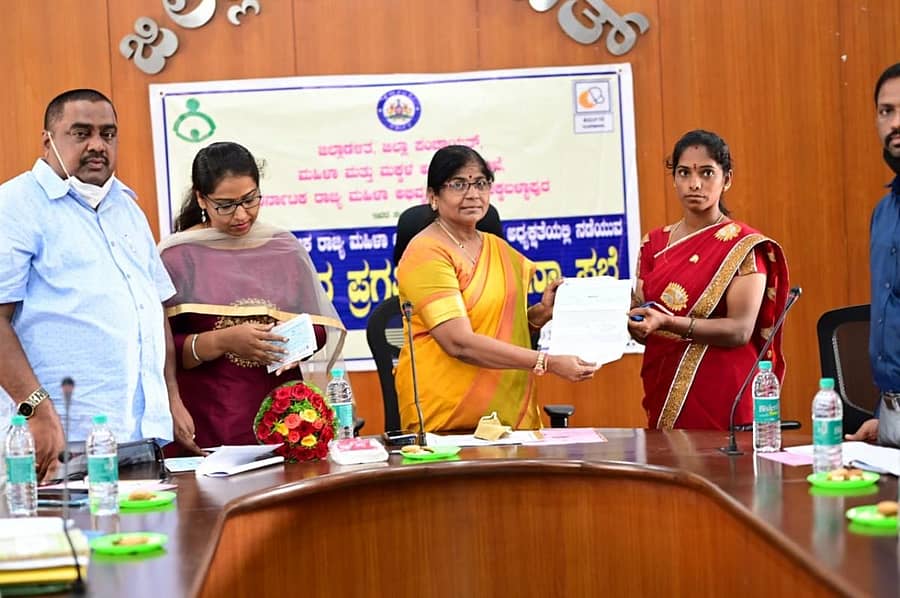 ಸಭೆಯಲ್ಲಿ ರಾಜ್ಯ ಮಹಿಳಾ ಅಭಿವೃದ್ಧಿ ನಿಗಮದ ಅಧ್ಯಕ್ಷೆ ಶಶಿಕಲಾ.ವಿ. ಟೆಂಗಳಿ ಅವರು ನಿಗಮದ ವಿವಿಧ ಯೋಜನೆಗಳ ಫಲಾನುಭವಿಗಳಿಗೆ ಚೆಕ್ ವಿತರಿಸಿದರು.