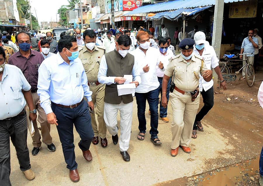 ದಾವಣಗೆರೆ ಅಖ್ತರ್ರಾಜಾ ಸರ್ಕಲ್ ರಿಂಗ್ ರೋಡ್ ರಸ್ತೆಯಿಂದ ಅಹಮದ್ ನಗರ, ಬಾಷಾ ನಗರ, ಆಜಾದ್ ನಗರ ಮುಖ್ಯರಸ್ತೆಯ ವಿಸ್ತರಣೆಗಾಗಿ ಜಿಲ್ಲಾಧಿಕಾರಿ ಮಹಾಂತೇಶ ಬೀಳಗಿ ಮತ್ತು ತಂಡ ಪರಿಶೀಲನೆ ನಡೆಸಿತು