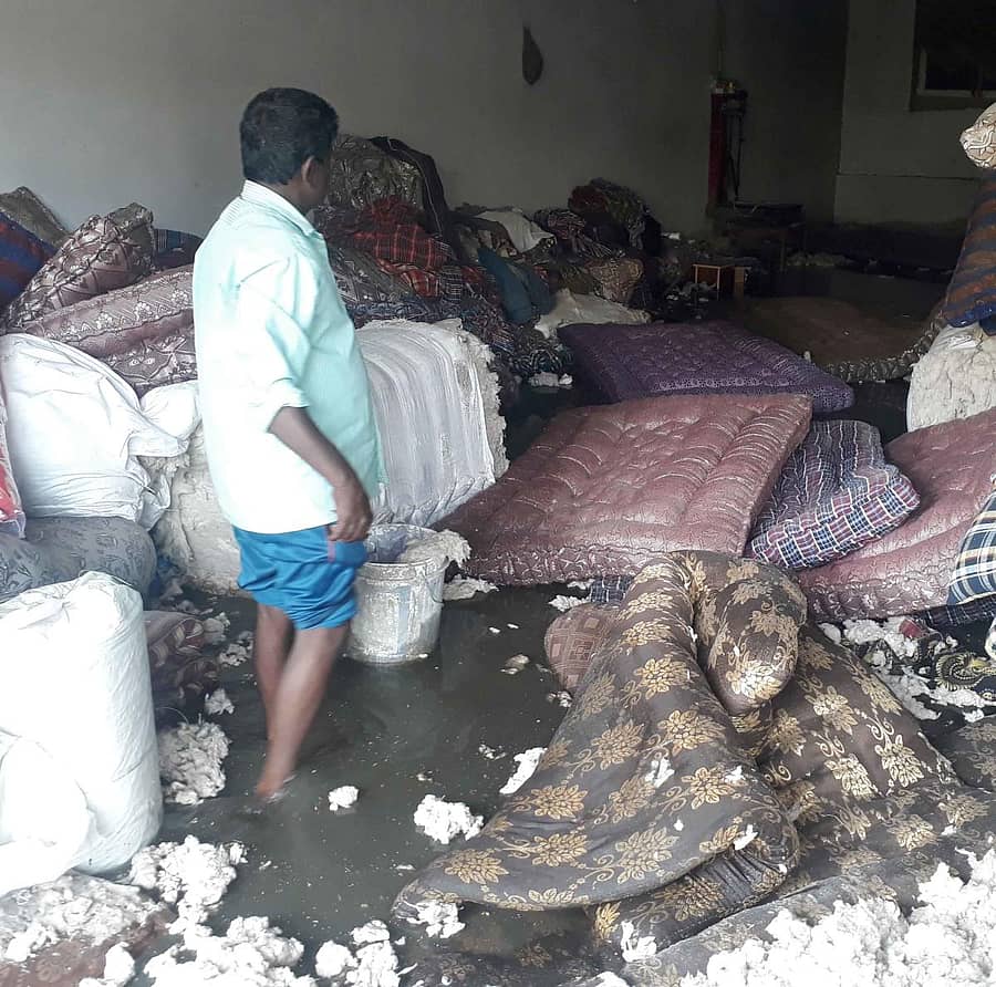 ಹಾಸನ ನಗರದ ಶುಭೋದಯ ಕಲ್ಯಾಣ ಮಂಟಪ ಎದುರಿನ ಹಾಸಿಗೆ ಮಳಿಗೆಗೆ ನೀರು ನುಗ್ಗಿರುವ ದೃಶ್ಯ.