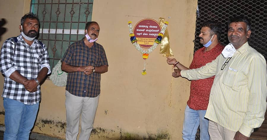 ಹಾವೇರಿ ನಗರದ ದಾನೇಶ್ವರಿ ಕಲಾ ಮಂದಿರದಲ್ಲಿ ಬುಧವಾರ ‘ರೆಲ್ಲೋ ಪ್ಲೇಕ್‌’ ನಾಮಫಲಕವನ್ನು ಯುವ ಬ್ರಿಗೇಡ್‌ ಮುಖ್ಯಸ್ಥ ಚಕ್ರವರ್ತಿ ಸೂಲಿಬೆಲೆ ಅನಾವರಣಗೊಳಿಸಿದರು 