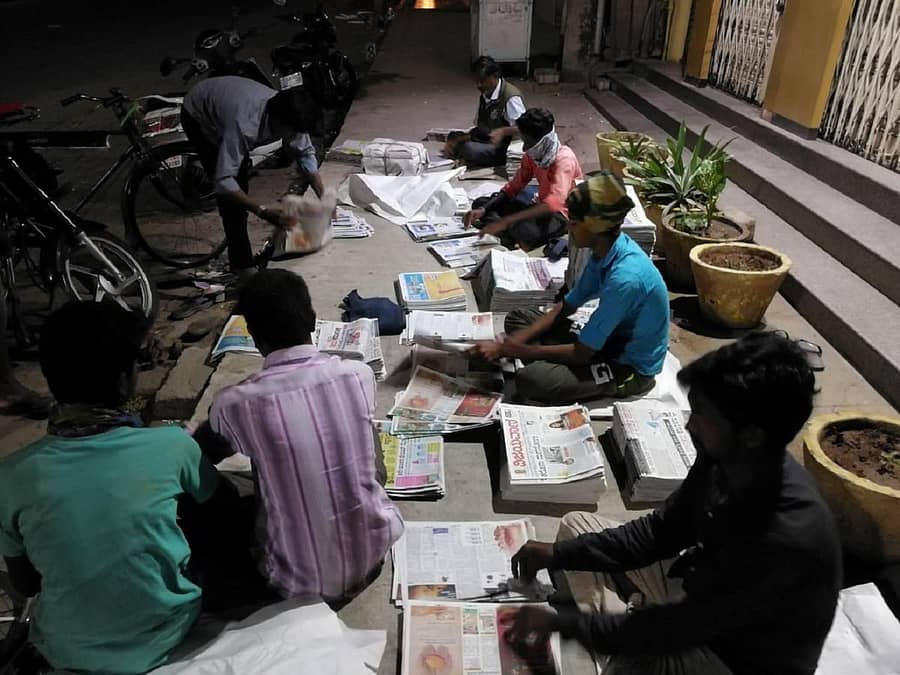 ಕೋವಿಡ್‌ ಕಾಲದಲ್ಲೂ ಪತ್ರಿಕೆ ವಿತರಣೆಯಲ್ಲಿ ನಿರತರಾಗಿದ್ದ ವಿತರಕರು