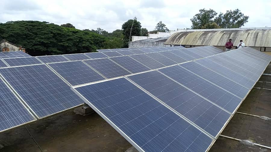 ಬೆಳಗಾವಿ ಜಿಲ್ಲಾ ಪಂಚಾಯಿತಿಯ ಚಾವಣಿಯಲ್ಲಿ ಸೋಲಾರ್ ವಿದ್ಯುತ್ ಉತ್ಪಾದನಾ ಘಟಕ ಅಳವಡಿಸಲಾಗಿದೆಪ್ರಜಾವಾಣಿ ಚಿತ್ರ: ಏಕನಾಥ ಅಗಸಿಮನಿ