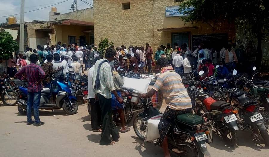 ಗುಡಿಬಂಡೆ ತಾಲ್ಲೂಕು ವ್ಯವಸಾಯ ಉತ್ಪನ್ನ ಮಾರಟ ಸಹಕಾರ ಸಂಘದ ಬಳಿ ಯೂರಿಯಾಕ್ಕಾಗಿ ರೈತರು ಸಾಲುಗಟ್ಟಿರುವುದು