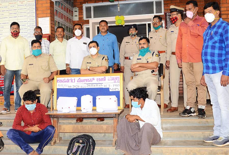 ಹುಬ್ಬಳ್ಳಿಯ ಉಪನಗರ ಠಾಣೆ ಪೊಲೀಸರು ಬಂಧಿಸಿರುವ ಗಾಂಜಾ ಸಾಗಿಸುತ್ತಿದ್ದ ಆರೋಪಿಗಳು (ನೆಲದಲ್ಲಿ ಕುಳಿತಿರುವವರು). ಇನ್ಸ್ಪೆಕ್ಟರ್ ಎಸ್.ಕೆ. ಹೊಳೆಣ್ಣವರ, ಡಿಸಿಪಿ ಪಿ. ಕೃಷ್ಣಕಾಂತ್, ಎಸಿಪಿ ಎಸ್.ಎಂ. ರಾಗಿ ಇದ್ದಾರೆ