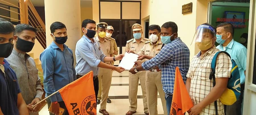 ಮಾದಕ ವಸ್ತು ದಂಧೆ ತಡೆಗೆ ಆಗ್ರಹಿಸಿ, ಎಬಿವಿಪಿ ಪದಾಧಿಕಾರಿಗಳು ಡಿಸಿಪಿ ಆರ್.ಬಿ. ಬಸರಗಿ ಅವರಿಗೆ ಮನವಿ ಸಲ್ಲಿಸಿದರು