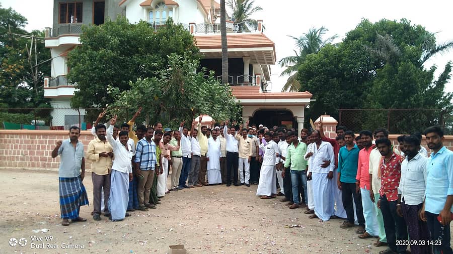 ರಾಯಚೂರು ಜಿಲ್ಲೆಯಲ್ಲಿ ನೂತನ ತಾಲ್ಲೂಕು ಕೇಂದ್ರವಾಗಲಿರುವ ಅರಕೇರಾ ಗ್ರಾಮದಲ್ಲಿ ಶಾಸಕ ಶಿವನಗೌಡ ನಾಯಕ ಅವರ ನಿವಾಸದ ಎದುರು ಬಿಜೆಪಿ ಕಾರ್ಯಕರ್ತರು, ಬೆಂಬಲಿಗರು ಗುರುವಾರ ವಿಜಯೋತ್ಸವ ಆಚರಿಸಿದರು