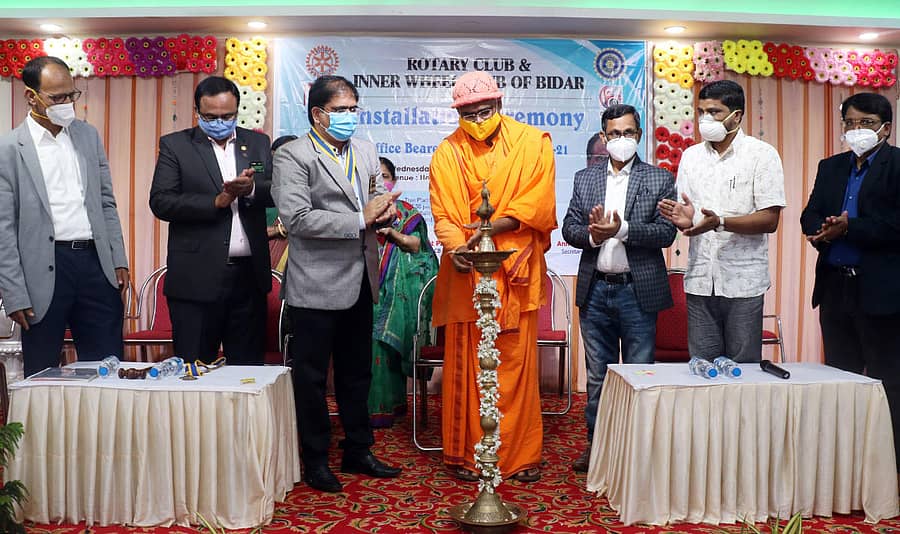 ಬೀದರ್ನಲ್ಲಿ ನಡೆದ ರೋಟರಿ ಕ್ಲಬ್ ಪದಾಧಿಕಾರಿಗಳ ಪದಗ್ರಹಣ ಸಮಾರಂಭವನ್ನು ರಾಮಕೃಷ್ಣ ವಿವೇಕಾನಂದ ಆಶ್ರಮದ ಅಧ್ಯಕ್ಷ ಜ್ಯೋತಿರ್ಮಯಾನಂದ ಸ್ವಾಮೀಜಿ ಜ್ಯೋತಿ ಬೆಳಗಿಸಿ ಉದ್ಘಾಟಿಸಿದರು.
