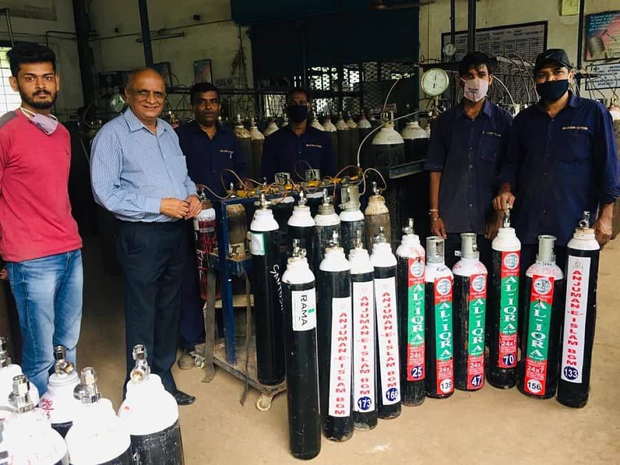 ಬೆಳಗಾವಿಯಲ್ಲಿ ಉದ್ಯಮಿ ವೆಂಕಟೇಶ ಪಾಟೀಲ ಅವರು ಎನ್ಜಿಒಗಳಿಗೆ ನೀಡಲು ಸಿದ್ಧಪಡಿಸಿರುವ ಆಕ್ಸಿಜನ್ ಸಿಲಿಂಡರ್ಗಳನ್ನು ವೀಕ್ಷಿಸಿದರು