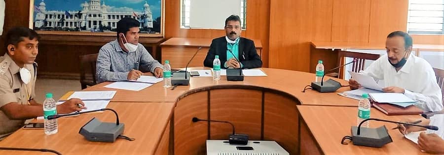 ಸಭೆಯಲ್ಲಿ ಜಿಲ್ಲಾಧಿಕಾರಿ ಪಿ.ಎನ್.ರವೀಂದ್ರ ಉಪಸ್ಥಿತರಿದ್ದರು