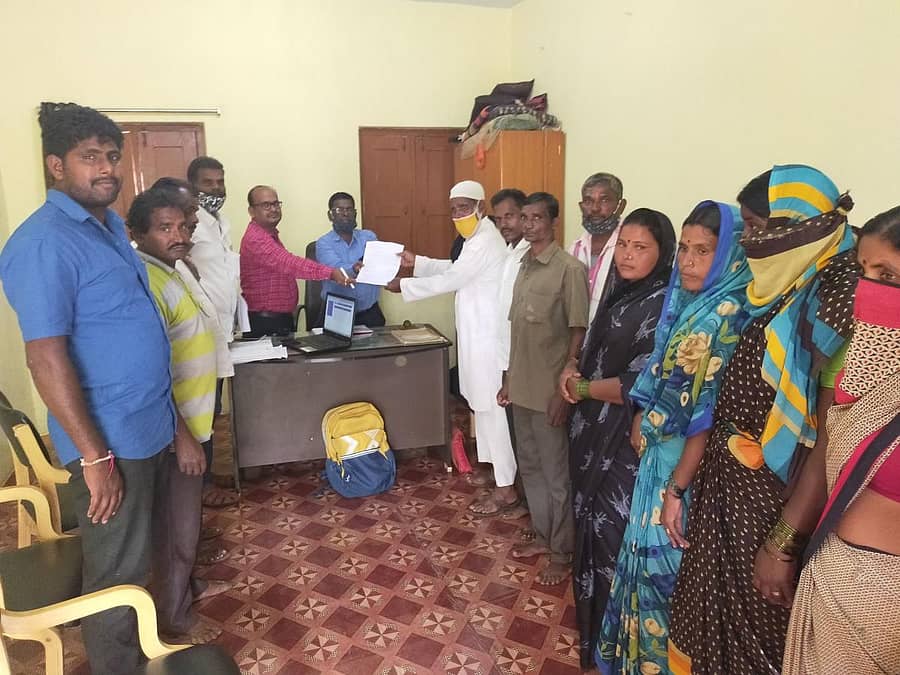 ಹುಮನಾಬಾದ್ನ ದುಬಲಗುಂಡಿ ಗ್ರಾಮ ಪಂಚಾಯಿತಿ ಪೌರಕಾರ್ಮಿಕರ ವೇತನ ನೀಡುವಂತಿ ಆಗೃಹಿಸಿ ಪೌರಕಾರ್ಮಿಕರು ಈಚೆಗೆ ತಾಲ್ಲೂಕು ಪಂಚಾಯಿತಿ ಕಾರ್ಯನಿರ್ವಾಹಕ ಅಧಿಕಾರಿ ವೈಜಿನಾಥ ಫುಲೆ ಅವರಿಗೆ ಮನವಿ ಸಲ್ಲಿಸಿದರು.