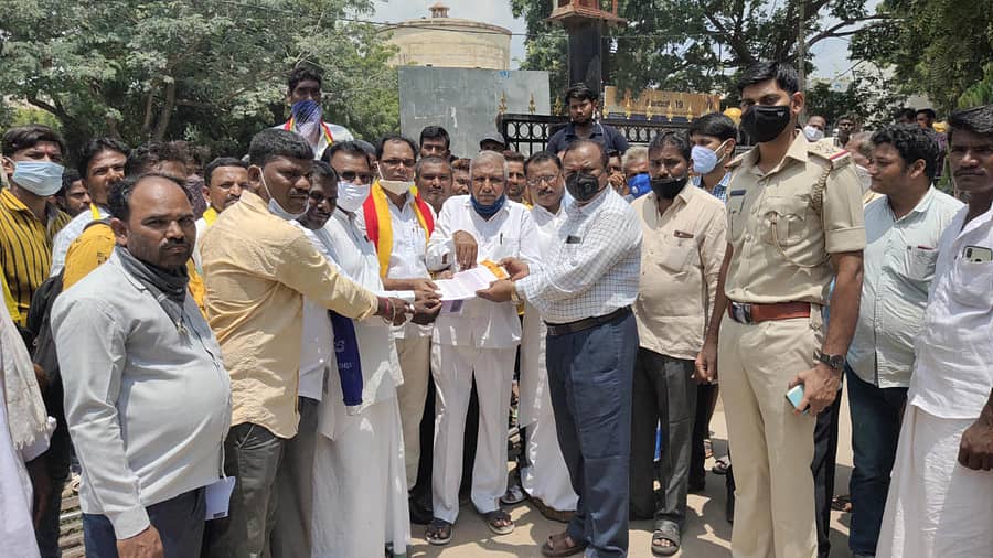 ಮುದಗಲ್‌ನ ವಿವಿಧ ಸಂಘಟನೆಗಳ ಪ್ರಮುಖರು ತಹಶೀಲ್ದಾರ್ ಚಾಮರಾಜ ಪಾಟೀಲರಿಗೆ ಮನವಿ ಸಲ್ಲಿಸಿದರು