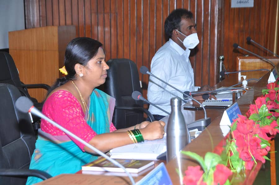 ಚಿತ್ರದುರ್ಗದ ಜಿಲ್ಲಾ ಪಂಚಾಯಿತಿ ಸಭಾಂಗಣದಲ್ಲಿ ಶುಕ್ರವಾರ ನಡೆದ ಸಾಮಾನ್ಯ ಸಭೆಯಲ್ಲಿ ಅಧ್ಯಕ್ಷೆ ಶಶಿಕಲಾ ಸುರೇಶಬಾಬು ಮಾತನಾಡಿದರು. ಮುಖ್ಯಕಾರ್ಯನಿರ್ವಹಣಾಧಿಕಾರಿ ಟಿ.ಯೋಗೇಶ್ ಇದ್ದಾರೆ.