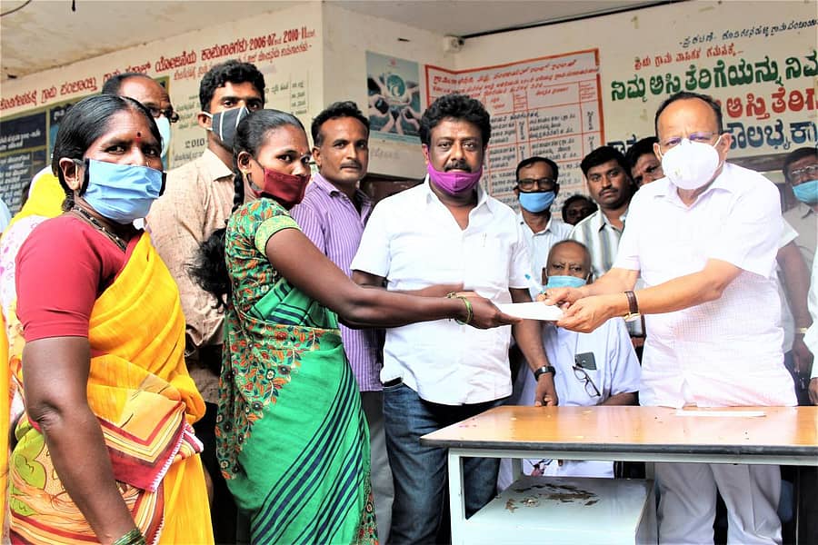 ಕೊಡಿಗೇನಹಳ್ಳಿ ಗ್ರಾಮ ಪಂಚಾಯಿತಿಯಲ್ಲಿ ಶುಕ್ರವಾರ ನಡೆದ ಕಾರ್ಯಕ್ರಮದಲ್ಲಿ ಶಾಸಕ ಎಂ.ವಿ. ವೀರಭದ್ರಯ್ಯ ಕಲಿದೇವಪುರ ಗ್ರಾಮದ ವಾಲ್ಮೀಕಿ ಸ್ತ್ರೀಶಕ್ತಿ ಸಂಘಕ್ಕೆ ಚೆಕ್ ವಿತರಿಸಿದರು