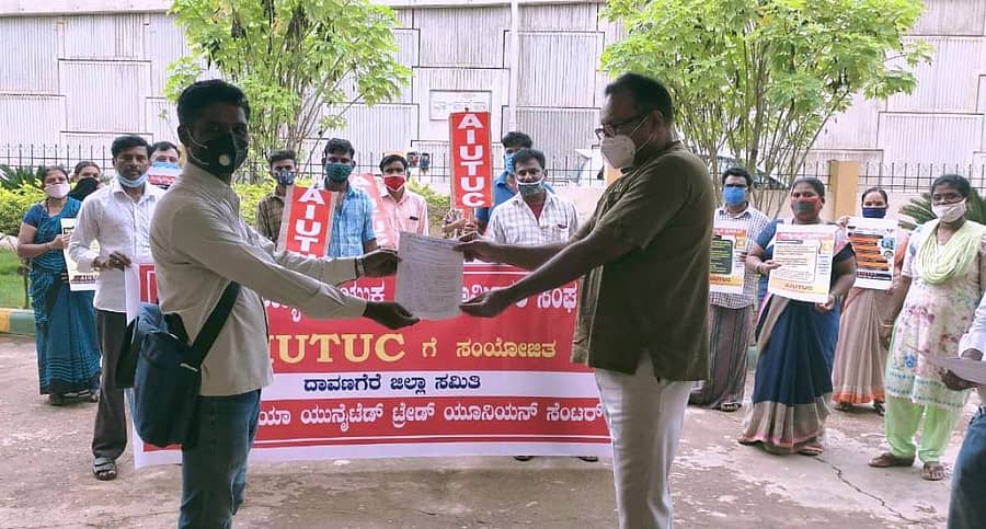 ವಿವಿಧ ಬೇಡಿಕೆಗಳ ಈಡೇರಿಕೆಗೆ ಆಗ್ರಹಿಸಿ ಕರ್ನಾಟಕ ರಾಜ್ಯ ಸಂಯುಕ್ತ ಕಟ್ಟಡ ಕಾರ್ಮಿಕರ ಸಂಘದ ಸದಸ್ಯರು ಕಾರ್ಮಿಕ ಇಲಾಖೆ ಎದುರು ಶುಕ್ರವಾರ ಪ್ರತಿಭಟನೆ ನಡೆಸಿ ಮನವಿ ಸಲ್ಲಿಸಿದರು.