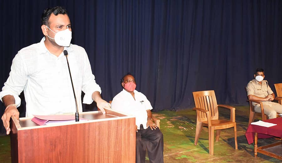 ಬೀದರ್ನ ಜಿಲ್ಲಾ ರಂಗ ಮಂದಿರದಲ್ಲಿ ನಡೆದ ದ್ವಿತೀಯ ಪದವಿ ಪೂರ್ವ ಪೂರಕ ಪರೀಕ್ಷೆಯ ಪೂರ್ವ ಸಿದ್ಧತೆ ಸಭೆಯಲ್ಲಿ ಹೆಚ್ಚುವರಿ ಜಿಲ್ಲಾಧಿಕಾರಿ ರುದ್ರೇಶ ಘಾಳಿ ಮಾತನಾಡಿದರು