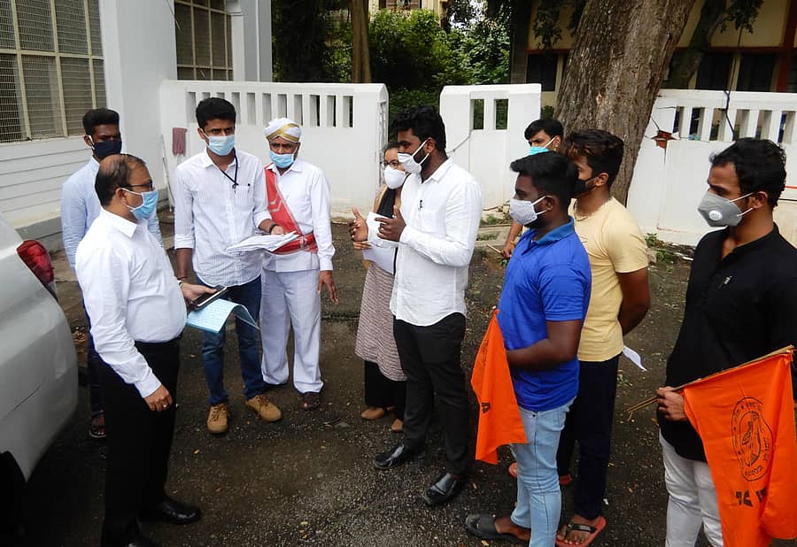 ಹಾಸನ ಜಿಲ್ಲಾಧಿಕಾರಿ ಆರ್.ಗಿರೀಶ್ ಅವರಿಗೆ ಎಬಿವಿಪಿ ವತಿಯಿಂದ ಮನವಿ ಸಲ್ಲಿಸಲಾಯಿತು.