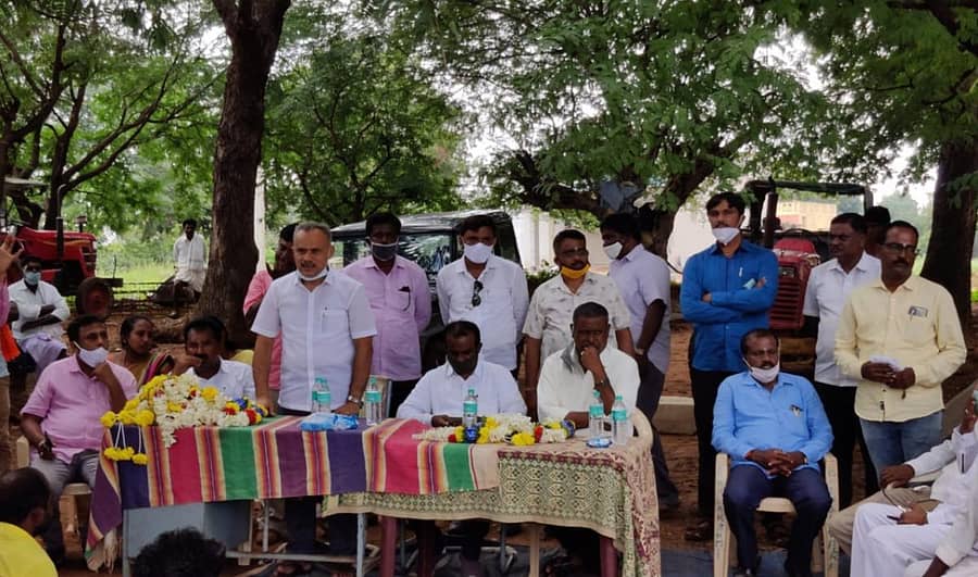 ಶಿರಾ ತಾಲ್ಲೂಕಿನ ಶಿವನಯ್ಯನಪಾಳ್ಯ ಗ್ರಾಮದಲ್ಲಿ ಶುಕ್ರವಾರ ಬಿಜೆಪಿ ಜಿಲ್ಲಾ ಘಟಕದ ಅಧ್ಯಕ್ಷ ಸುರೇಶ್ ಗೌಡ ಕಾರ್ಯಕರ್ತರ ಸಭೆಯಲ್ಲಿ ಮಾತನಾಡಿದರು