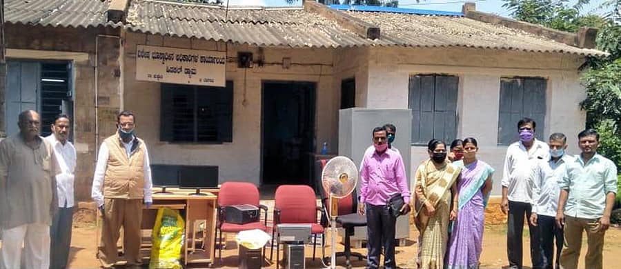 ಹುಕ್ಕೇರಿ ತಾಲ್ಲೂಕಿನ ಹಿಡ್ಕಲ್ ಡ್ಯಾಂನ ವಿಶೇಷ ಭೂಸ್ವಾದೀನ ಕಚೇರಿ ಸಾಮಗ್ರಿಗಳನ್ನು ಶುಕ್ರವಾರ ಜಪ್ತು ಮಾಡಲಾಯಿತು