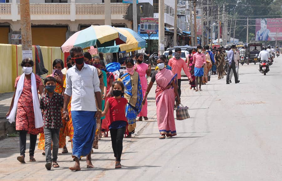 ಅನ್ಲಾಕ್–4ನೇ ಹಂತದ ಪ್ರಕ್ರಿಯೆ ಆರಂಭವಾಗಿರುವುದರಿಂದ ನಗರ ಹಾಗೂ ಪಟ್ಟಣ ಪ್ರದೇಶಗಳಲ್ಲಿ ಜನರ ಓಡಾಟ ಹೆಚ್ಚಾಗಿದೆ