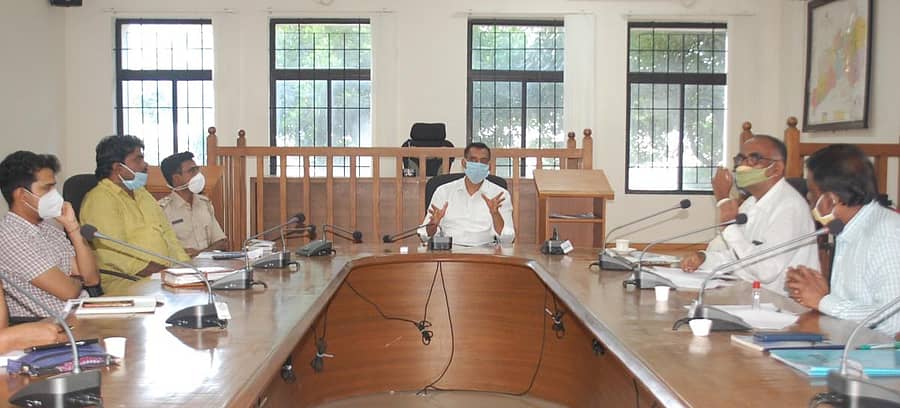 ಯಾದಗಿರಿಯಲ್ಲಿ ನಡೆದ ದ್ವಿತೀಯ ಪಿಯುಸಿ ಪೂರಕ ಪರೀಕ್ಷೆಯ ಪೂರ್ವಸಿದ್ದತಾ ಸಭೆಯಲ್ಲಿ ಹೆಚ್ಚುವರಿ ಜಿಲ್ಲಾಧಿಕಾರಿ ಪ್ರಕಾಶ ಜಿ. ರಜಪೂತ ಮಾತನಾಡಿದರು