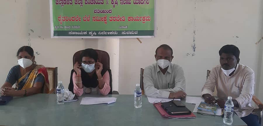 ಸುರಪುರದ ತಹಶೀಲ್ದಾರ್ ಕಚೇರಿಯಲ್ಲಿ ಶುಕ್ರವಾರ ಬೆಳೆ ಸಮೀಕ್ಷೆ ತರಬೇತಿ ಕಾರ್ಯಕ್ರಮದಲ್ಲಿ ಕೃಷಿ ಇಲಾಖೆಯ ಜಂಟಿ ನಿರ್ದೇಶಕಿ ದೇವಿಕಾ ಆರ್. ಮಾತನಾಡಿದರು