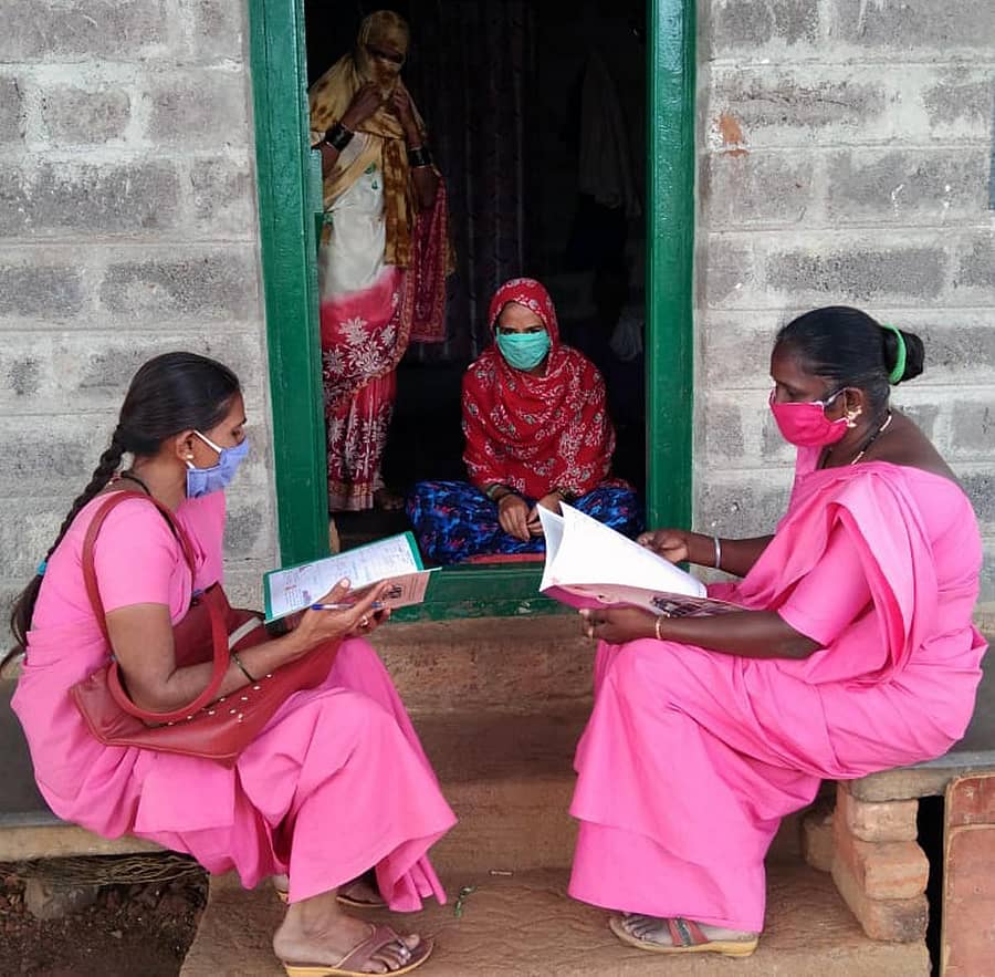 ಮಲೇಬೆನ್ನೂರು ಪಟ್ಟಣದ ಮನೆಯೊಂದರಲ್ಲಿ ಆಶಾ ಕಾರ್ಯಕರ್ತರು ಕೋವಿಡ್–19 ಸಂಬಂಧ ಶುಕ್ರವಾರ ಮಾಹಿತಿ ಸಂಗ್ರಹಿಸಿದರು.